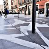...qui � stato fatto un errore: quello di piantare un palo della luce nella piantina di Bari Vecchia disegnata sulla pavimentazione